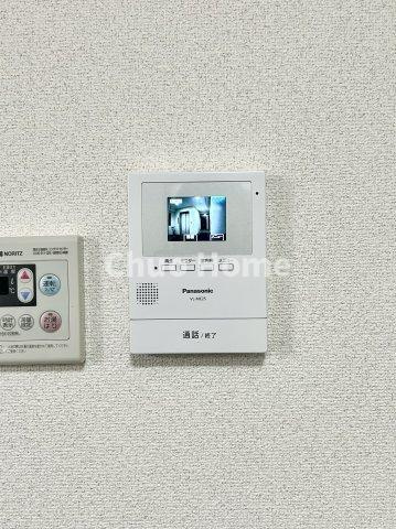 ストーク両国秀山のセキュリティ|【モニターホン】誰が来たかすぐにわかるカラーモニター付きインターホン。通話ボタンを押すまでは室内の音は漏れていませんので相手を確かめてから応対できます。