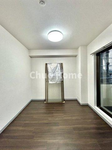 ストーク両国秀山の寝室|【寝室】心と体をゆったりと安らげる主寝室。寝室のゆとりが大きい分だけ、暮らしの安らぎは深まります。一日の疲れを癒すだけでなく、ご夫婦の親密な語らいを紡ぎ出します