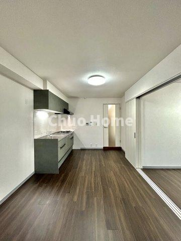 ストーク両国秀山の居間・リビング|【リビングダイニング】一日の中で多くの時間を過すことになるリビングダイニングだからこそ、いつも穏やかな空間であることが必然。爽やかな通風と採光を存分に感じる事が出来る空間です。