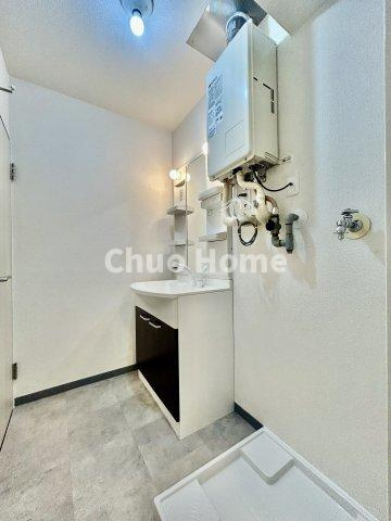 ストーク両国秀山の脱衣所|【洗面所】明るい洗面所は朝をすっきりさせてくれる空間です。バタバタしている忙しい朝でも収納が多い洗面台では短い時間で効率良く支度ができます。