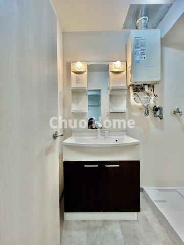 ストーク両国秀山の独立洗面台|【洗面化粧台】身だしなみを整えやすい事はもちろんですが、鏡の後ろに収納スペースを設ける事により、散らかりやすい洗面スペースをすっきりさせる事が出来るのも嬉しいですね