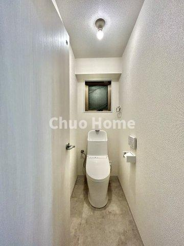 ストーク両国秀山のトイレ|【トイレ】 収納スペースをしっかりと確保した温水洗浄便座機能付きトイレ。温水洗浄便座は清潔にお使いいただくための大切なアイテムです。