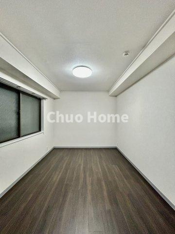 ストーク両国秀山の洋室|【洋室】快適に過ごす条件は、一人ひとり違います。だからこそ飾り過ぎないシンプルな内装と偏り過ぎないデザインで統一しております。居住していく中でオーナー様だけの【マイホーム】に創り上げて下さい