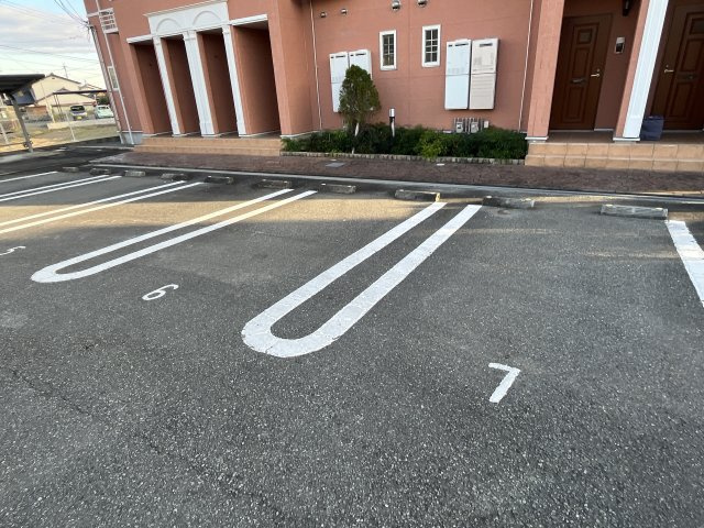 ブリランテ　ウノの駐車場