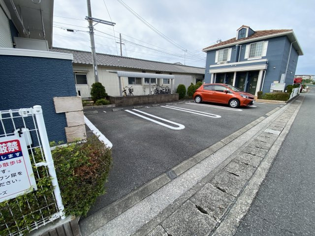 ワイズ　コンブリオⅣの駐車場
