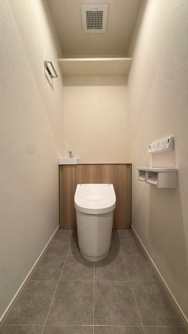 【トイレ】 | アーバンパレスアクス大濠☆仲介手数料無料☆ | 清潔感のある温水洗浄便座付きトイレ。毎日使う場所だからこそ、シンプルで落ち着ける空間に仕上げています。