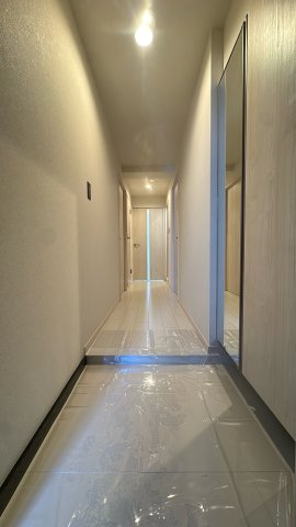 【玄関】 | アーバンパレスアクス大濠☆仲介手数料無料☆ | 住まいの顔となる玄関は、気品漂うデザイン。収納力豊富なシューズボックスを備えています。