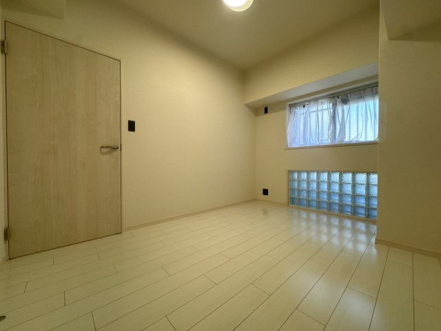 【洋室】 | アーバンパレスアクス大濠☆仲介手数料無料☆ | 外部の喧騒を忘れさせてくれる、落ち着いた雰囲気の洋室。クローゼット完備で、寝室としてはもちろん、集中して作業したいリモートワークスペースにも最適です。