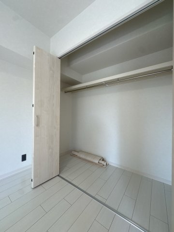 【収納】 | アーバンパレスアクス大濠☆仲介手数料無料☆ | 【リフォーム済みの清潔な収納スペース】内装に合わせ、収納内部も美しく一新。棚板の調整など使い勝手にも配慮されており、大切な衣類も安心して保管いただけます。