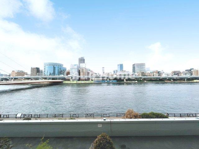 クレッセント東京ヴュータワーのエントランス|【エントランス】マンションのエントランスは、その物件の印象を決める、顔とも言える場所です。毎日通る場所ですからきれいなのが一番です。エントランス内はオートロックですので暮らしの安全も確保されています。