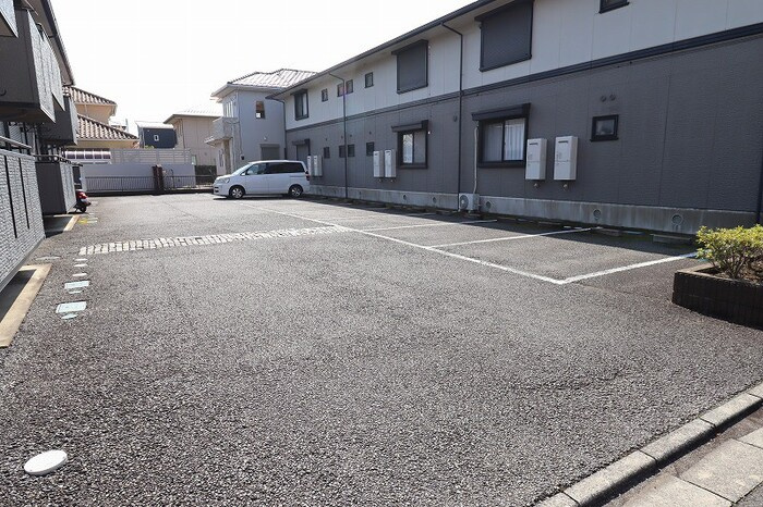 エルクレールDの駐車場