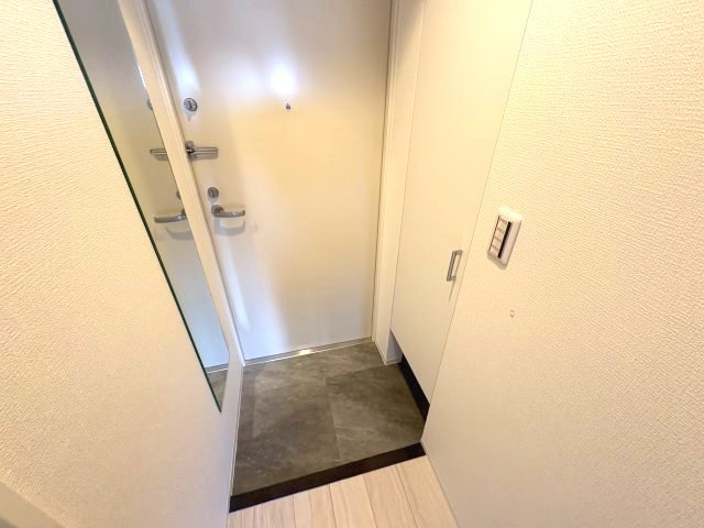 セレニテ元町アリエの玄関