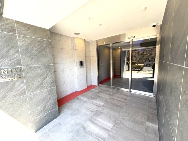 セレニテ元町アリエのエントランス