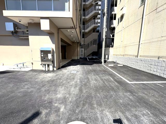 セレニテ元町アリエの駐車場