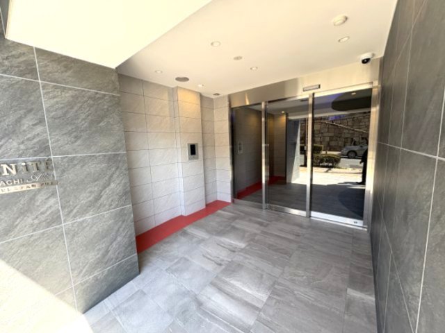 セレニテ元町アリエのエントランス