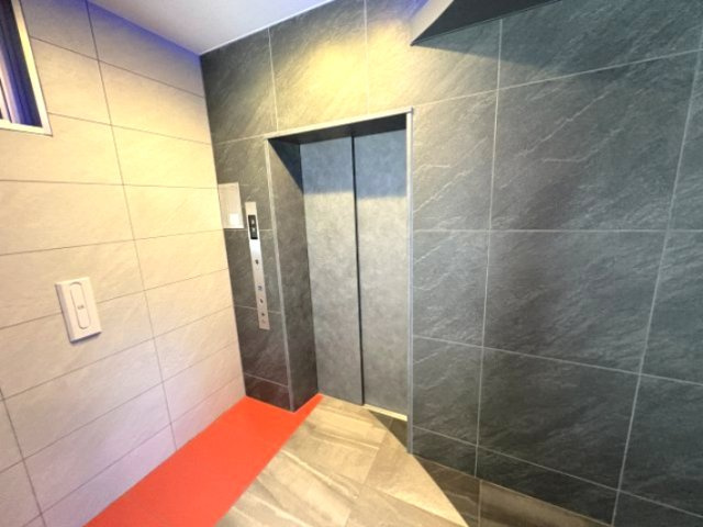 セレニテ元町アリエのエントランス