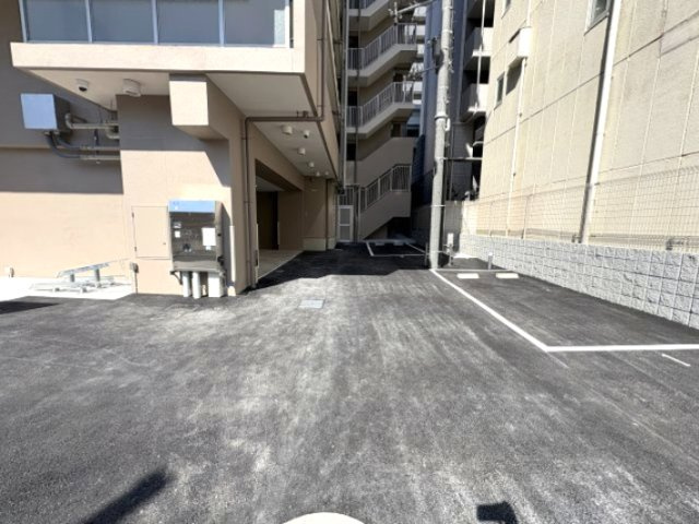 セレニテ元町アリエの駐車場