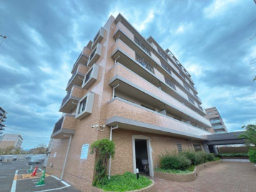 【外観】 | 原パーク・ホームズ☆仲介手数料無料☆ | 青空に映える重厚感のある外観。管理の行き届いた綺麗なマンションです。「藤崎」駅も生活圏内。利便性と静穏な住環境を両立したレジデンス。