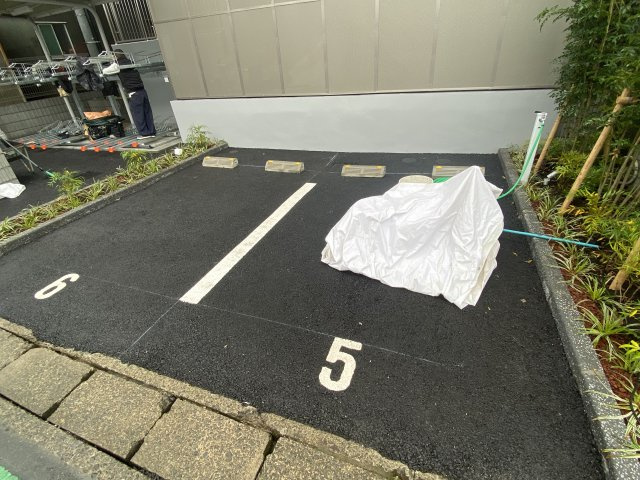 稲城市大丸の賃貸マンションの駐車場