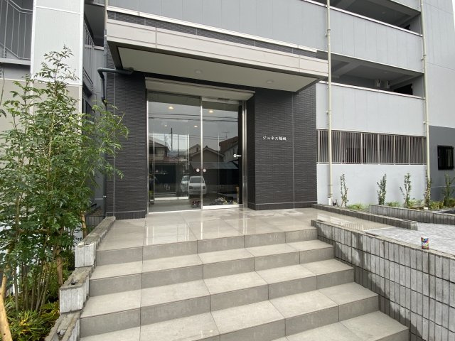 稲城市大丸の賃貸マンションのエントランス