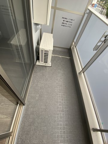 稲城市大丸の賃貸マンションのバルコニー