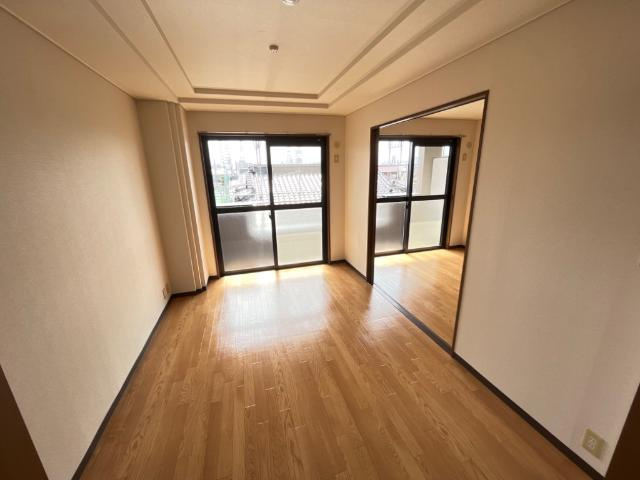 オーシャン元町の居間・リビング|南東洋室