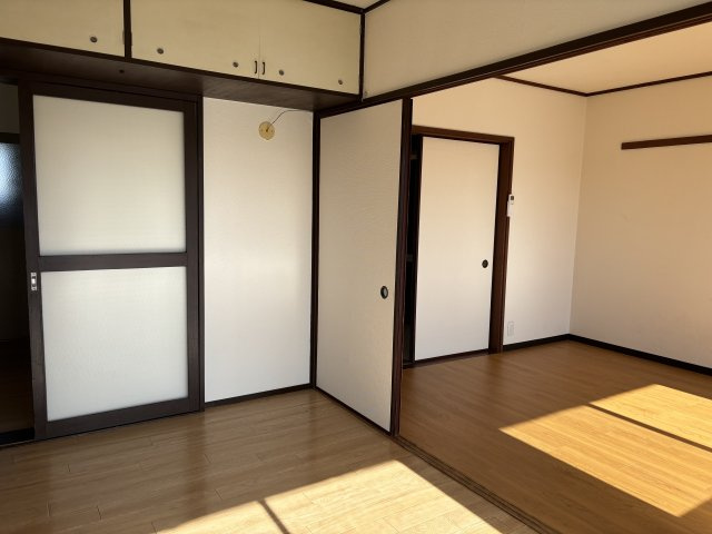 芝中団地ロ-2のキッチン|キッチン続きの新設フローリング洋室