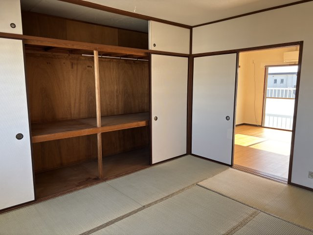 芝中団地ロ-2の収納|6帖の和室には大きな窓と大きな収納