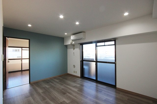 飯能市柳町の賃貸マンションの居間・リビング|LDK：廊下側