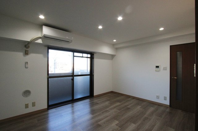 飯能市柳町の賃貸マンションの居間・リビング|LDK：洋室8帖側