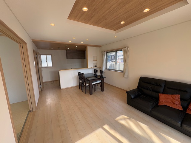 藤岡市森　中古2800の居間・リビング|ゆったりとしたリビングです