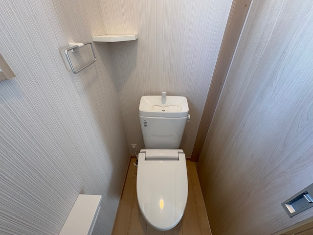 藤岡市森　中古2750のトイレ|落ち着いた色調のトイレです