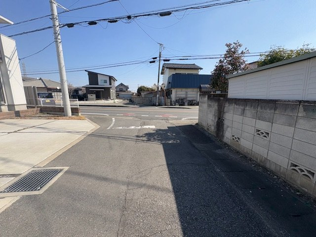 藤岡市森　中古2800の前面道路含む現地写真|前面道路含む現地写真です