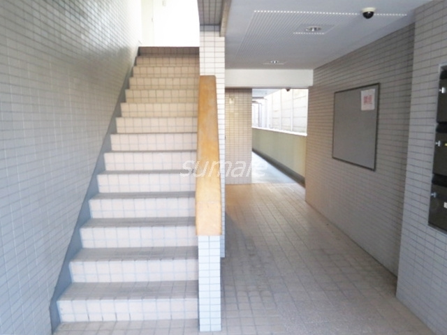 オークヒルズ小豆沢のロビー|こちらが階段です☆