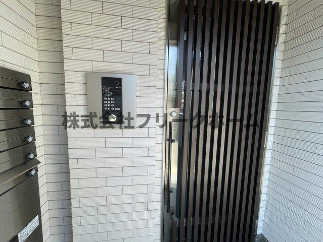 武蔵野市中町２丁目のアパートのエントランス