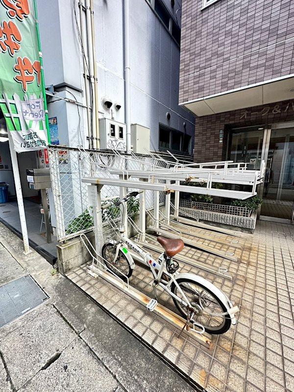 オーク＆パートナーズビルの外観