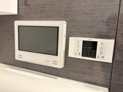 【防犯設備】 | 鶴見区茨田大宮１丁目 | ゆったり湯船に浸かりながらTV番組を楽しめる浴室TV。給湯器の追焚機能は、帰宅時間がバラバラでも、いつでも暖かいお風呂に入れます。