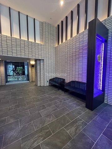 メルディアクレスト難波ソルテラスのロビー|落ち着いたロビーです