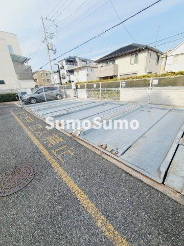 URサンラフレ鳴尾北　13号棟の駐車場