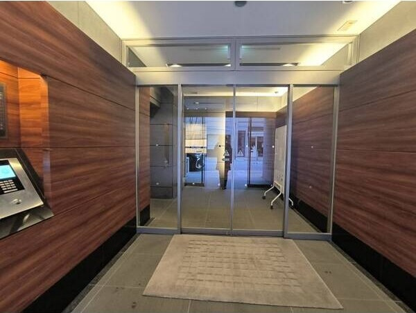 トア山手フラッツのエントランス