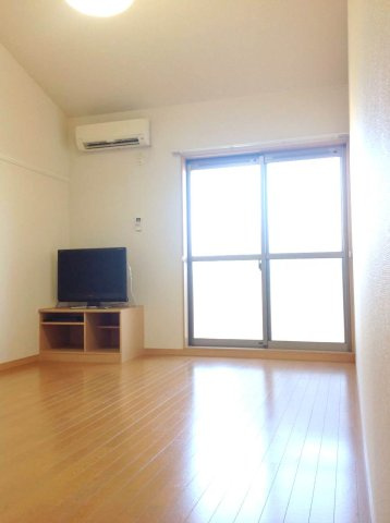 レオパレスコヅチⅠの居間・リビング|こちらのリビングで趣味の時間をお楽しみください