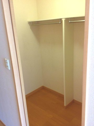 レオパレスコヅチⅠの内装|ウォークインクローゼット