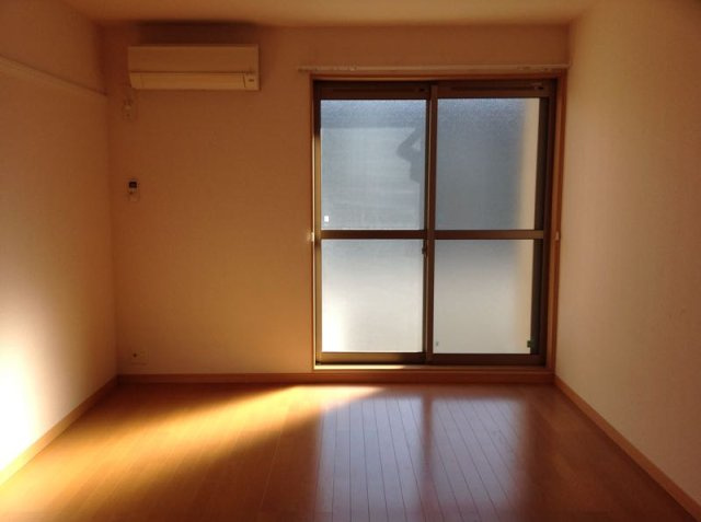 レオパレスコヅチⅠの寝室|広くて明るい寝室