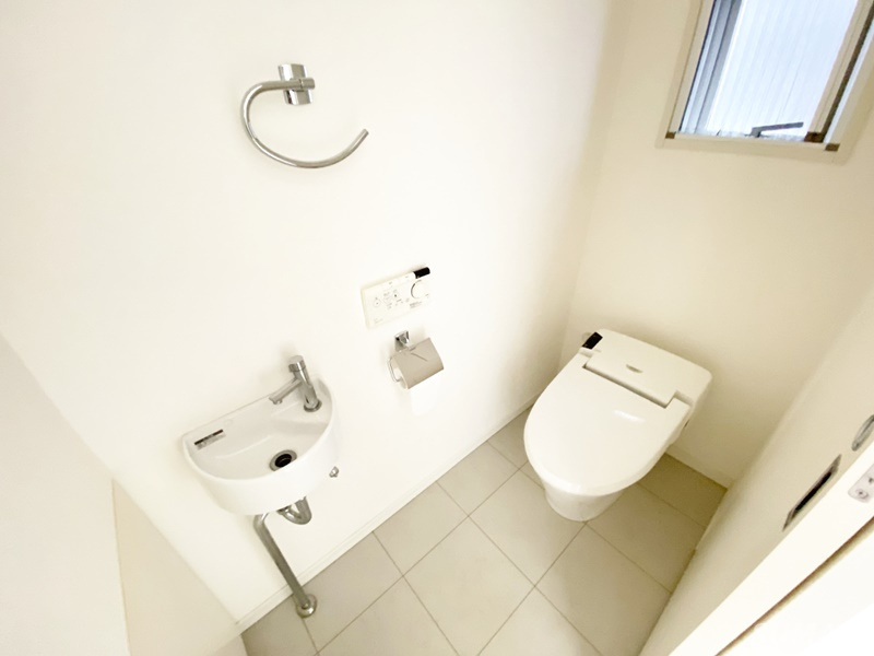 ベルヴィラージュ尾久デュエトーレのトイレ|洗面台付きのトイレです☆