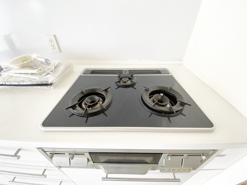 ベルヴィラージュ尾久デュエトーレのキッチン|3口コンロです☆