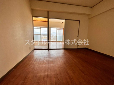 【居間・リビング】 | タワーロイヤル | 同建物内別部屋の写真です。