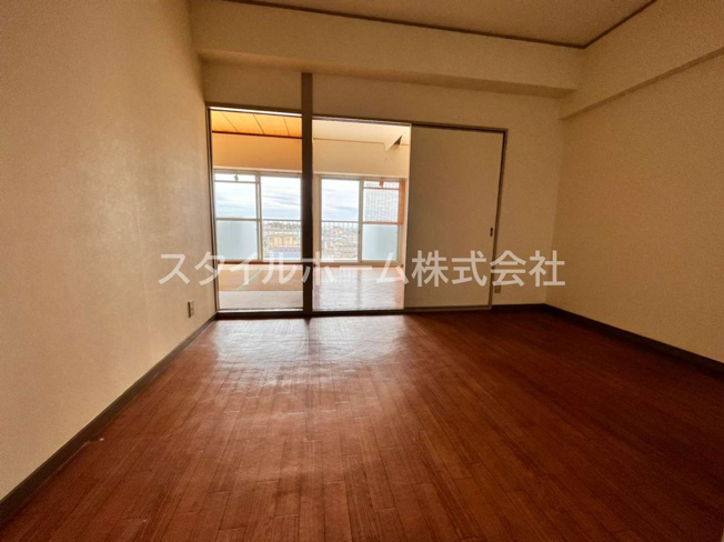 【居間・リビング】 | タワーロイヤル | 同建物内別部屋の写真です。