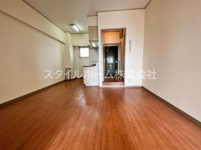 【居間・リビング】 | タワーロイヤル | 同建物内別部屋の写真です。