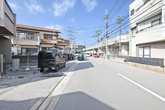 ブルーミングガーデン山本野里1丁目新築一戸建て│3LDK+駐車2台可の前面道路含む現地写真|前面道路は北側に約10.7ｍ幅です。