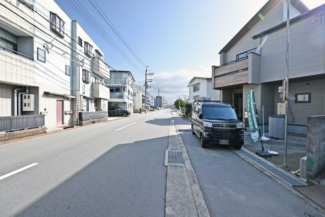 ブルーミングガーデン山本野里1丁目新築一戸建て│3LDK+駐車2台可の前面道路含む現地写真|前面道路は北側に約10.7ｍ幅です。